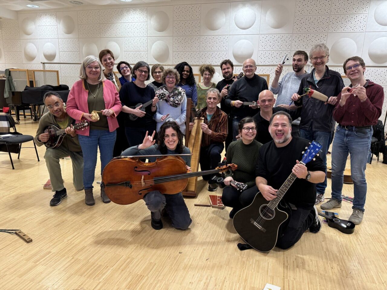 Mit Reissäckchen und Daumenklavier: Musikmachen für alle