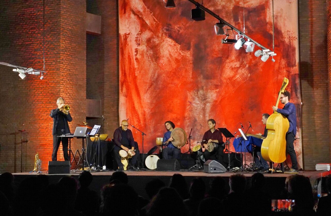 Trommeln in der Kirche