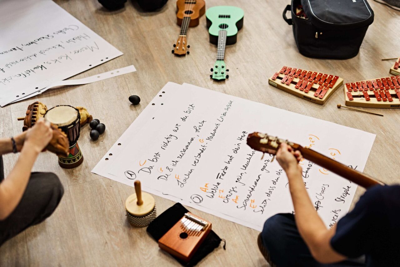 Zwischen Songs, Skulpturen und Kaffee und Kuchen