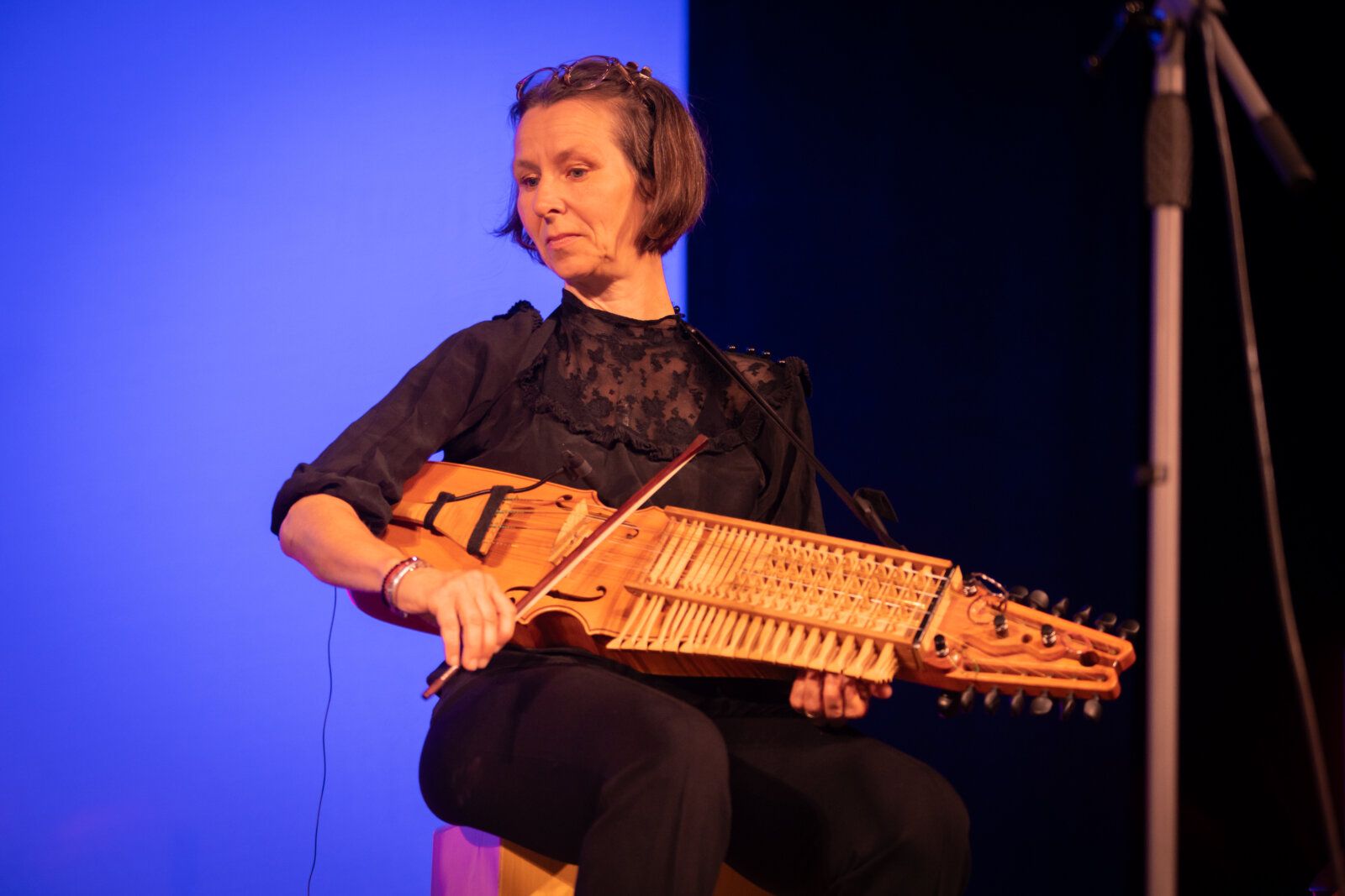 Catherina Other vom Nyckelharpa Trio hier mit Tworna 2024 in Rudolstadt