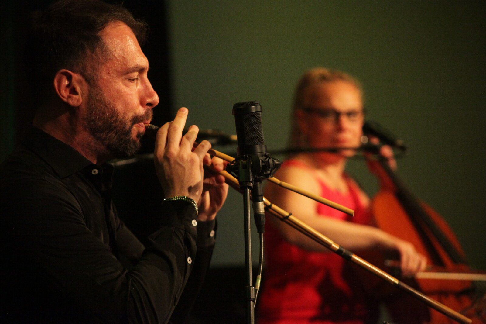 Roberto Tangianu, im Hintergrund Johanna Stein