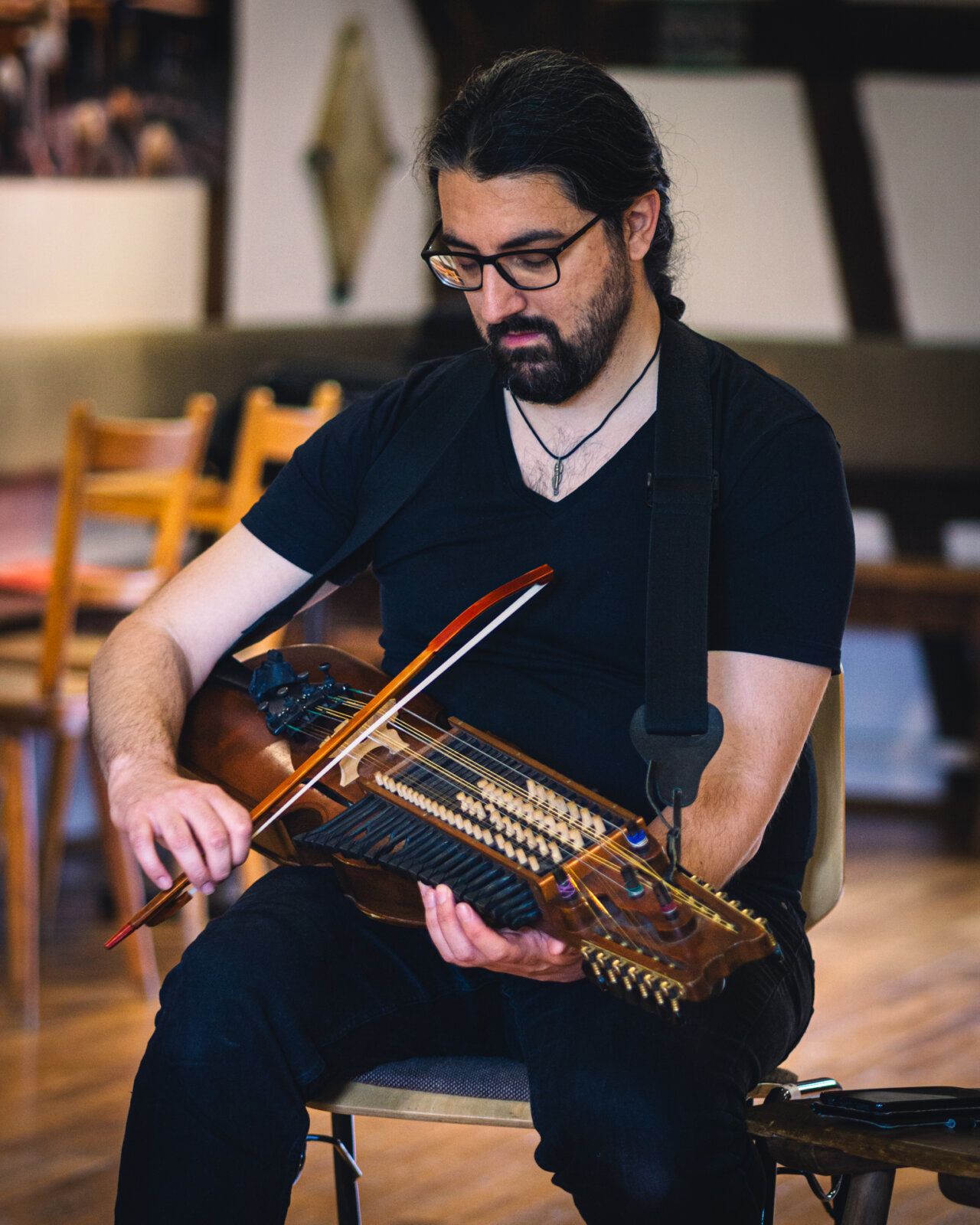 Björn Kaidel mit Nyckelharpa