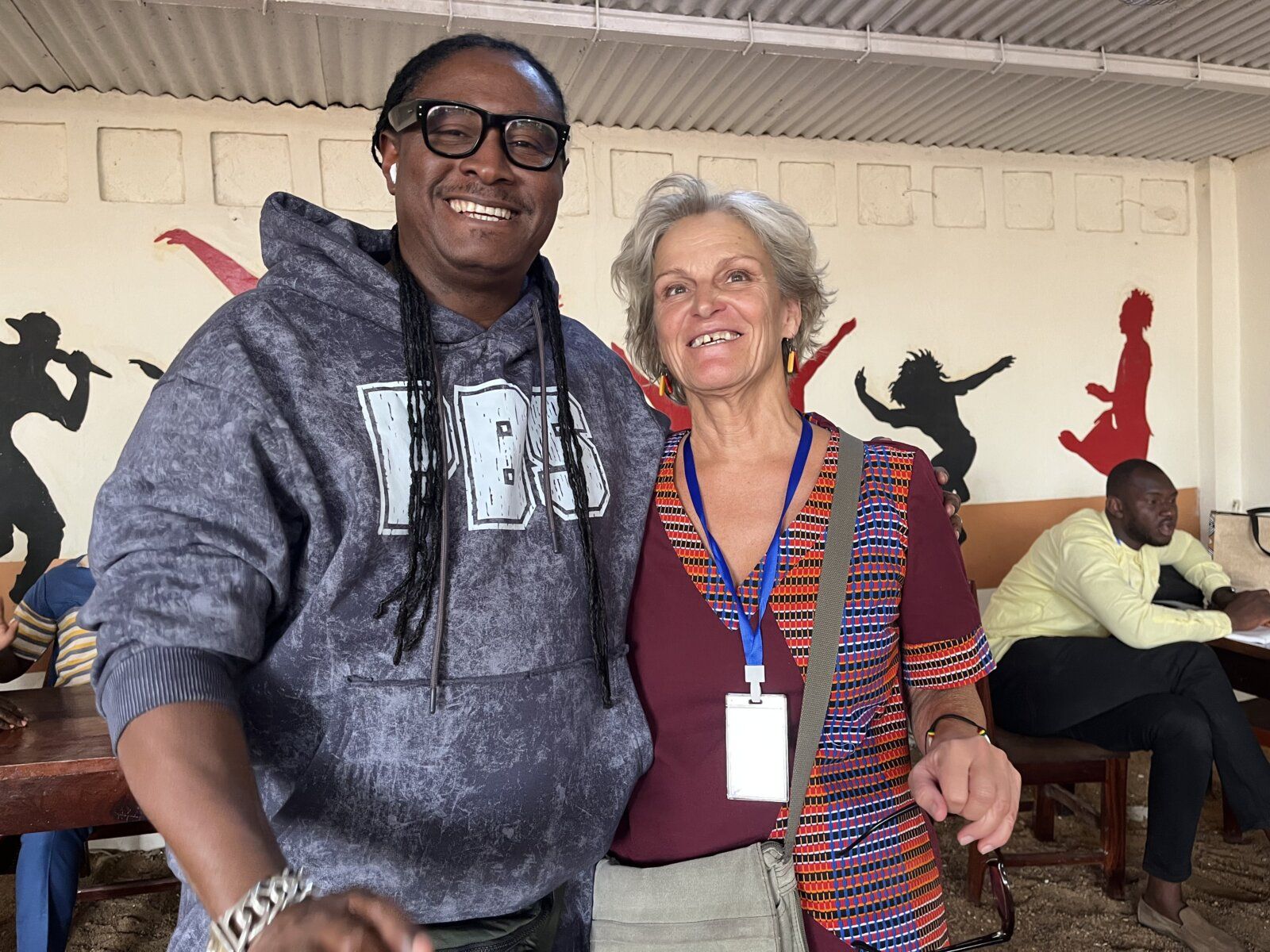 Martina Zimmermann mit dem senegalesischen Rapper Didier Awadi